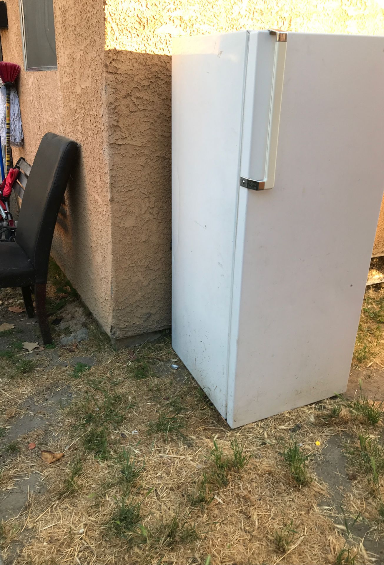 Free refrigerator (doesn’t work)