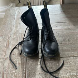 doc marten boots women’s size 8