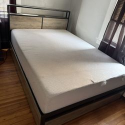 Full Size Bed With Memory Foam Matress 