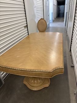 Beautiful white oak dining room table with two leaves and eight chairs