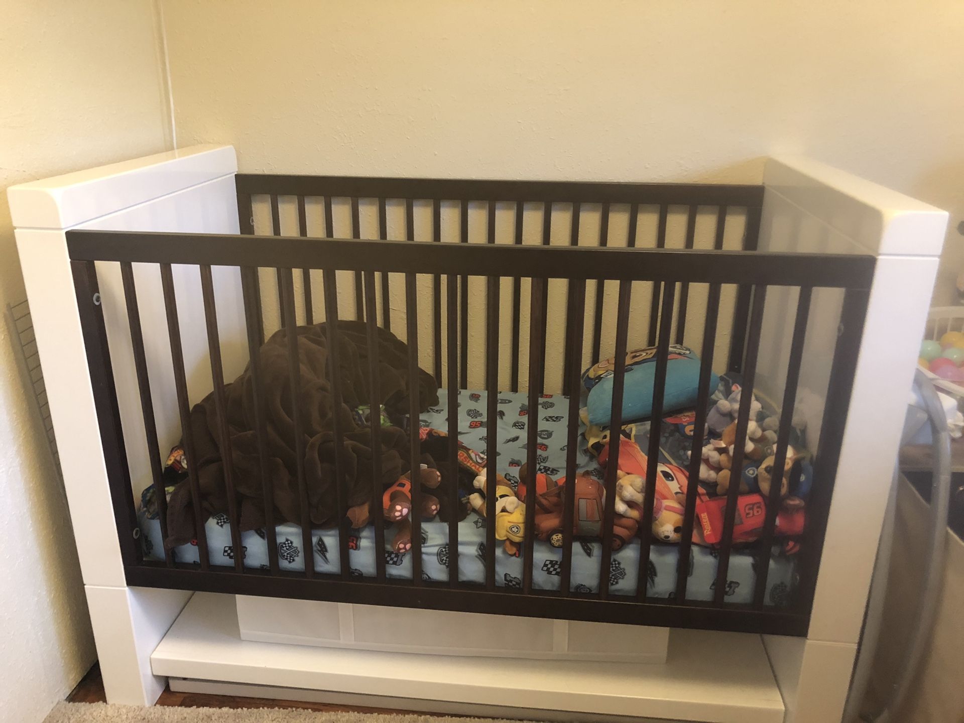 Crib and Changing Table-Excellent Condition