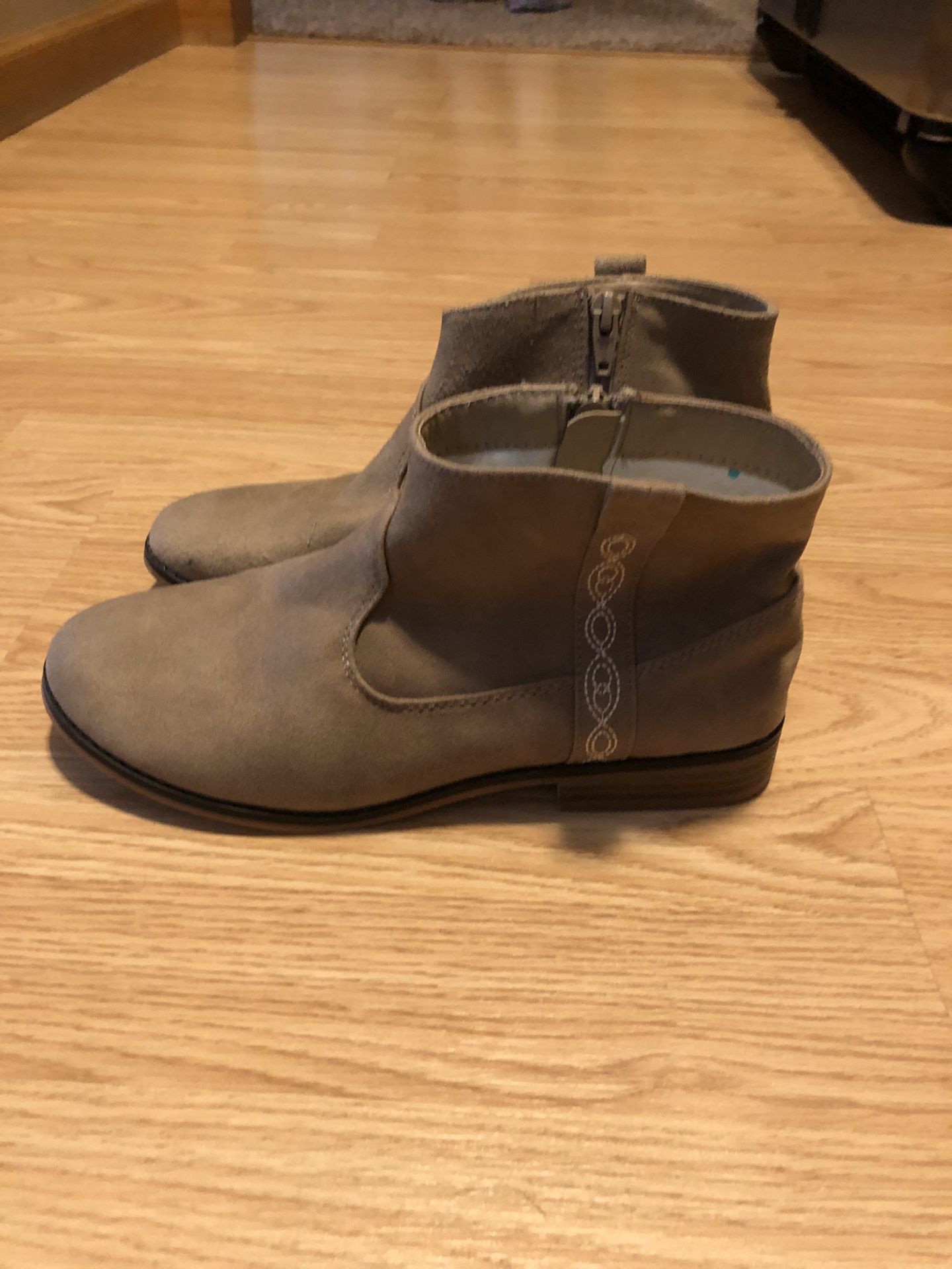 Girl’s New Tan Suede Boots Size 5