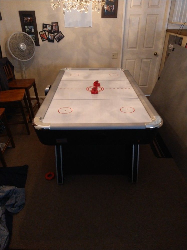 Air hockey table