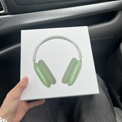 Apple AirPod Maxes 