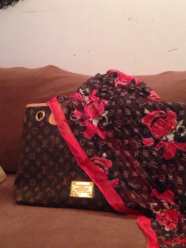 Louis vuitton bag with scarf included