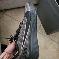 Men Nike zoom gravity size 14