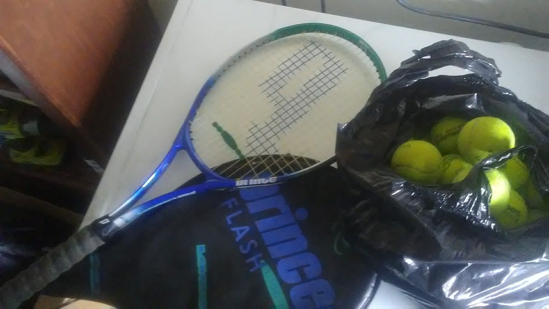 Tennis racket and 25 tennis ball