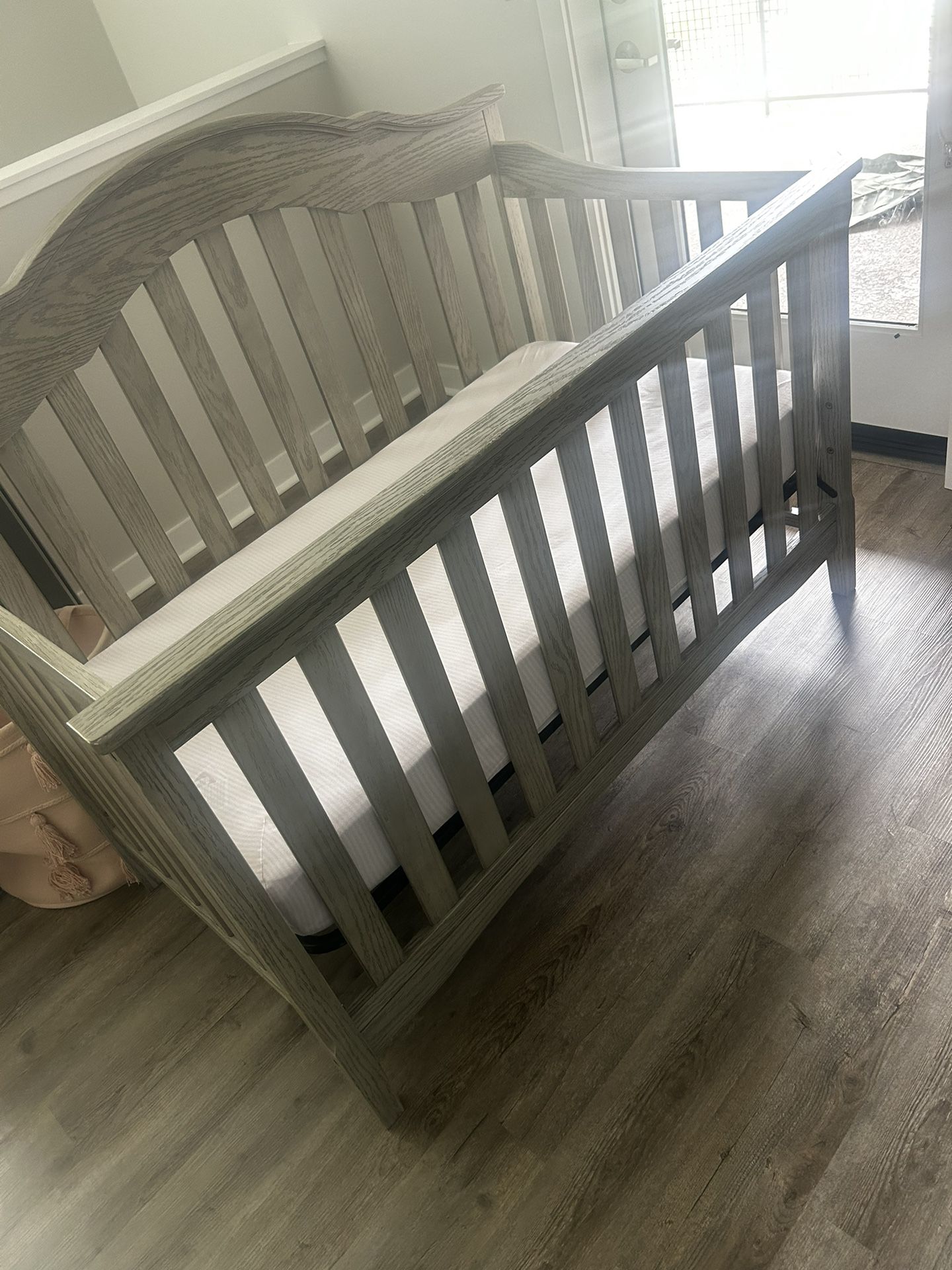 Baby Crib & Matching Change Table Dresser Combo