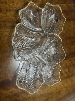 VTG Jeannette Glass 6-section relish tray a 22kt gold beaded rim. Feather leaf