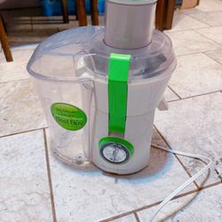 Compact juicer