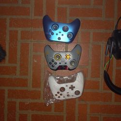Xbox 1 And Controllers And Head Sets