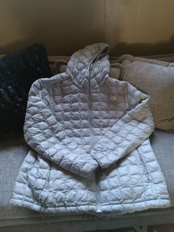 North face light weight puffer coat with hood