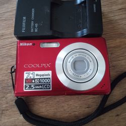 NIKON COOLPIX S200 DIGITAL CAMERA 2.5" LCD 3X OPTICAL  ZOOM 7.1 MPX TESTED WORKING GREAT