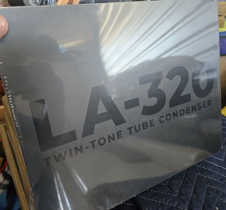 Luaten Audio LA-320 Tube Condensor Microphone