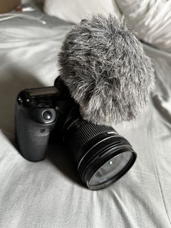 Canon 70d With 10-18mm Lens And Microphone