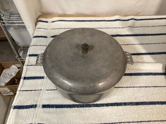 Vintage 4 Quart Cooking Pot 10 1/2” X 4 1/2”