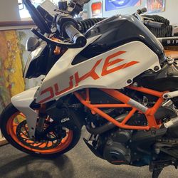 $10 Down Takes It 2020  KTM Duke 390 Low Miles 3500 Great Stock Condition Great Tires Turnkey Fires Up And Ready. Great For Beginners Female Was $9999