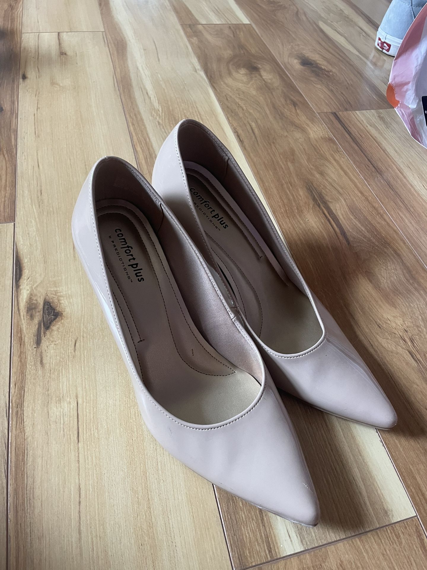 Women’s Basic Nude Heels Size 9