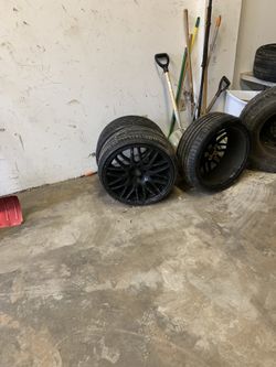 Hi I have 3 rims they 20’s I’m asking 300 are best offer and we’ll take trade like for four wheels and dirt bike are other rims get to be 6 lug