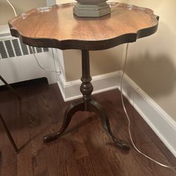  Pie crust table  Pedistal side table  22x27