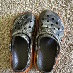 Kids 10/11 Camo Crocs