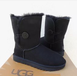 UGG SIZE 6