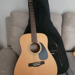 Acustica Guitar And Case In Excelente Condition 