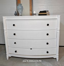 Nice wooden white chest dresser with big drawers in good condition all drawers working, dovetail drawers, driveway pickup.
L48"*24"*H40"