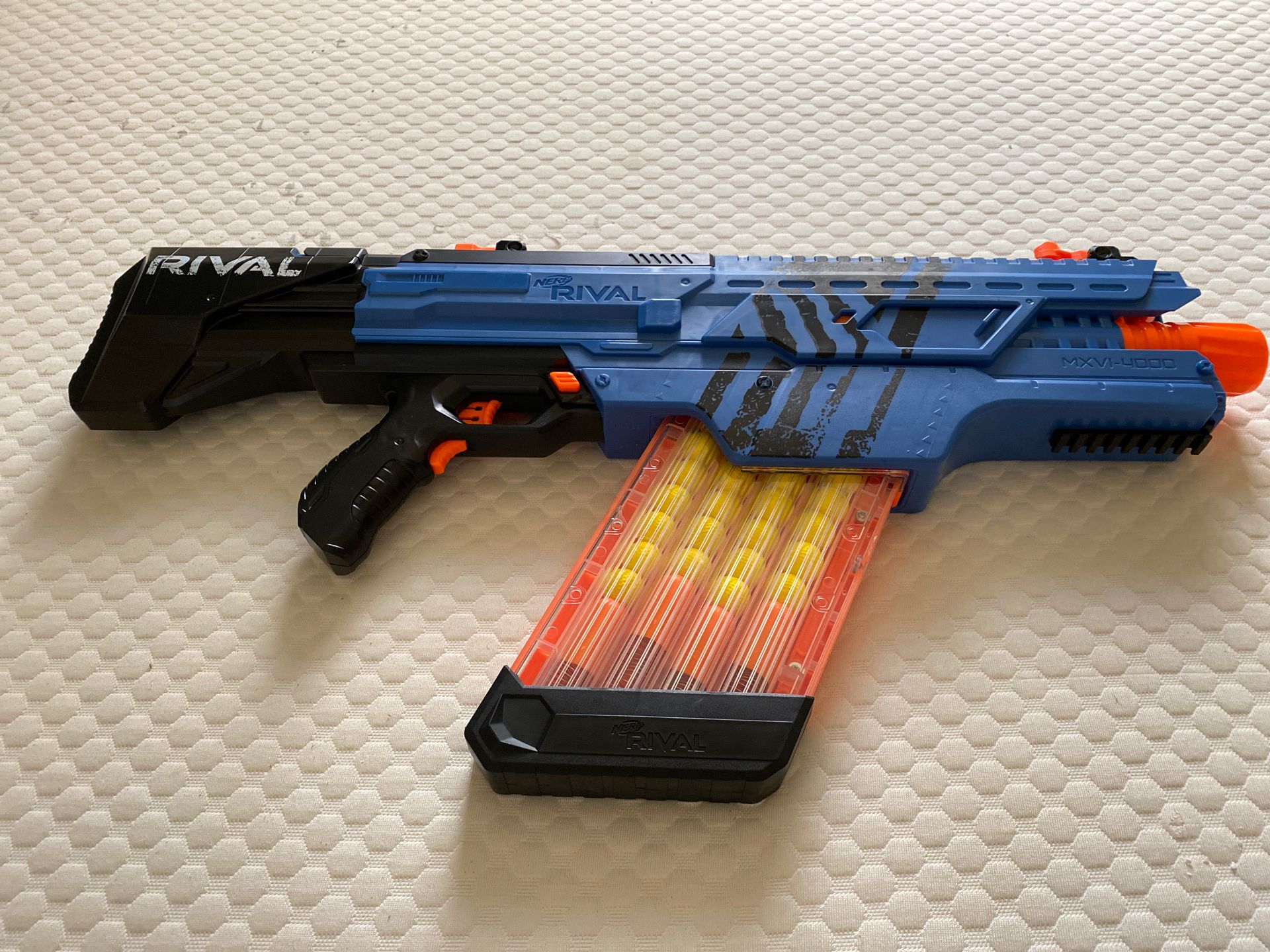 Nerf Rival Khaos MXVI-4000 team Blue 40 Rival Rounds and Magazine