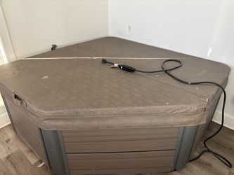 2022 Near New Hot Spring Spas Tx 2-3 Person Hot Tub 11 Jets - Balch Springs, TX