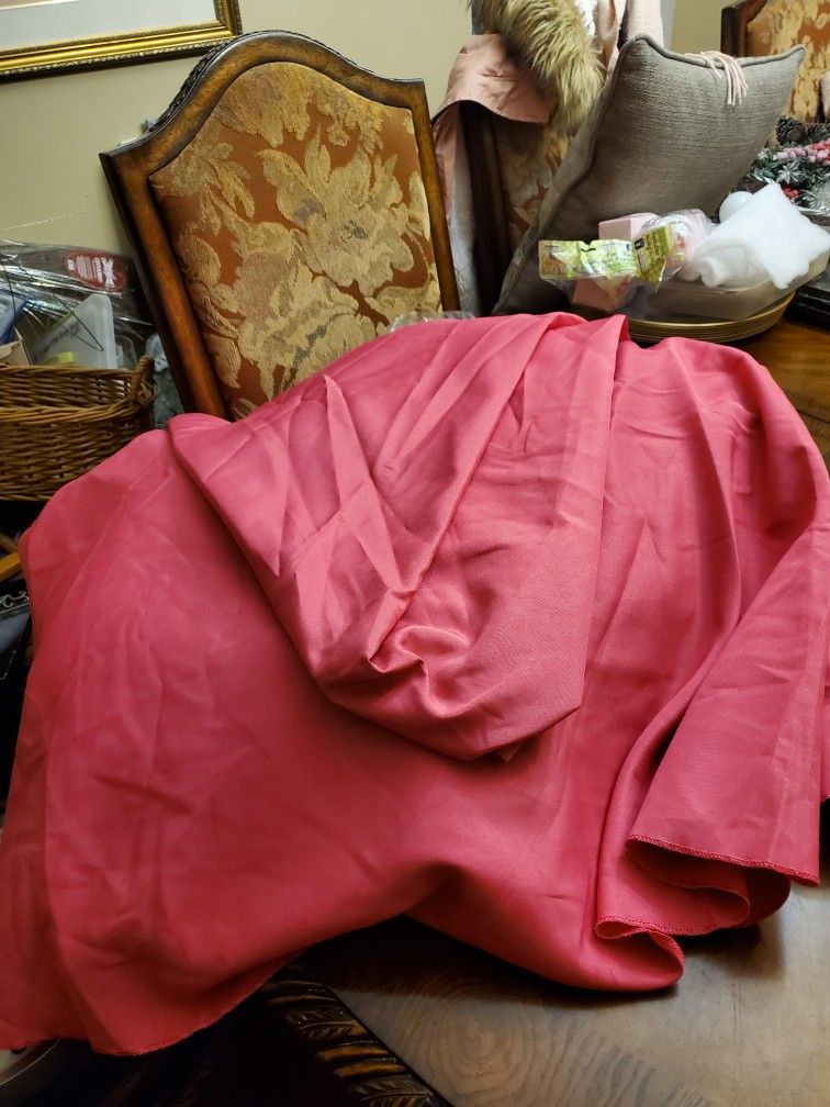 6 (120") Fushia Round Table Cloth