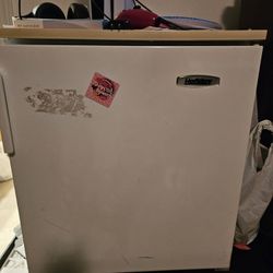 Holiday mid-sized Dorm REFRIG