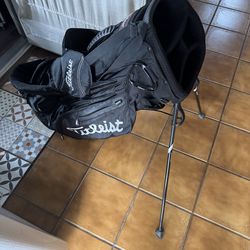 Titleist golf bag with stand