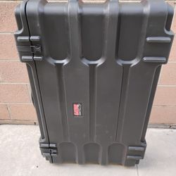 (New) Gator GLED4045ROTO Roto-Molded LCD/LED Screen Case with Wheels (40 to 45")

Looks new,used 1x.