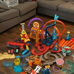 Hot wheels Disney tracks. It comes with all this in the picture one truck and for Disney cars.
