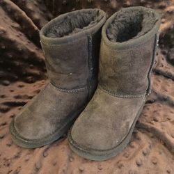 Uggs - brown boots size 9