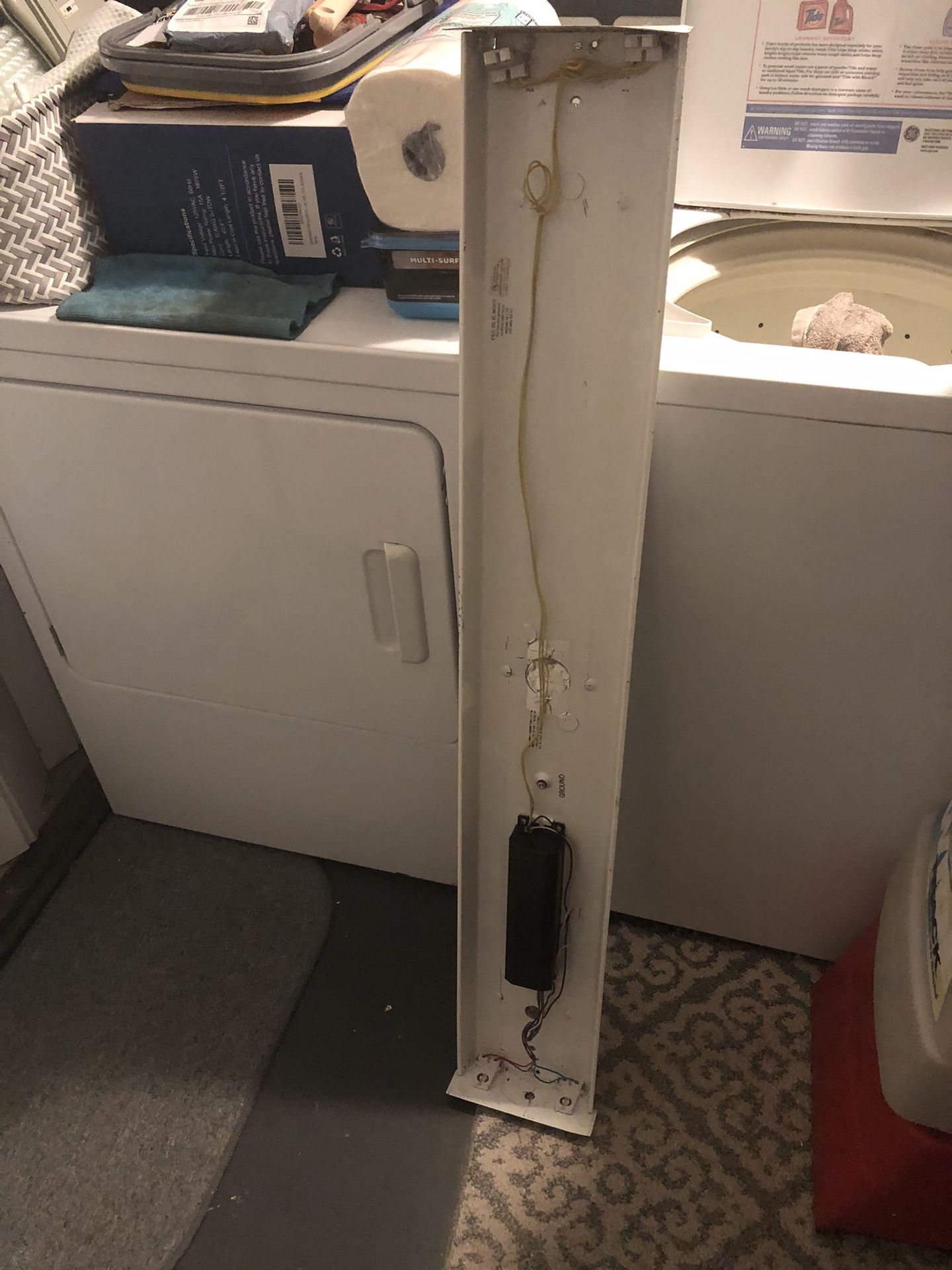 FREE, 4’ Fluorescent light fixture. What you see is whats available. Its FREE. Pick up in front of 114 ISLE ROYALE CIR. VACAVILLE.