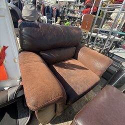 Sofá (no Ottoman) $40