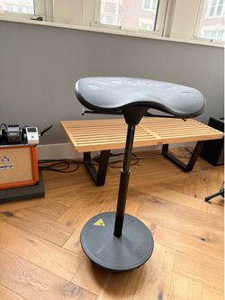 Focal Upright Pivot Ergonomic Leaning Stool for Standing Desk