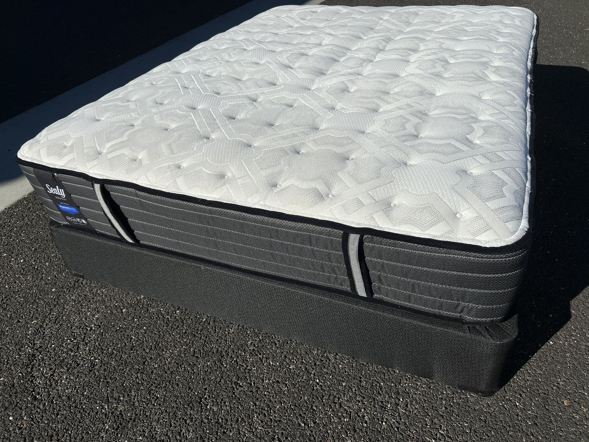Queen Size Bed ! Queen Bed ! Sealy Posturepedic Queen Mattress And Box