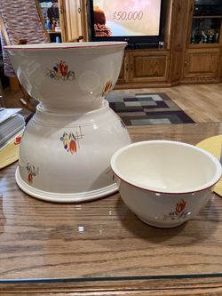 3 piece KitchenKraft Tulip mixing bowl set. See photos for stains on smaller 2 bowls. Stain on smallest bowl goes through. See photos. Red striping