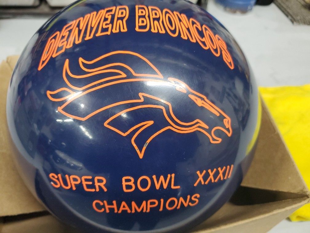 Commemorative Denver Broncos Superbowl XXXII Champions Bowling Ball