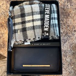 Women Steve Madden scarfing wallet