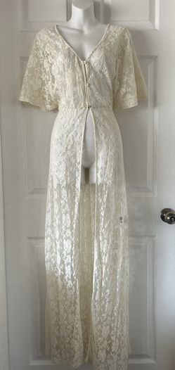 Short sleeve long lace cover size medium