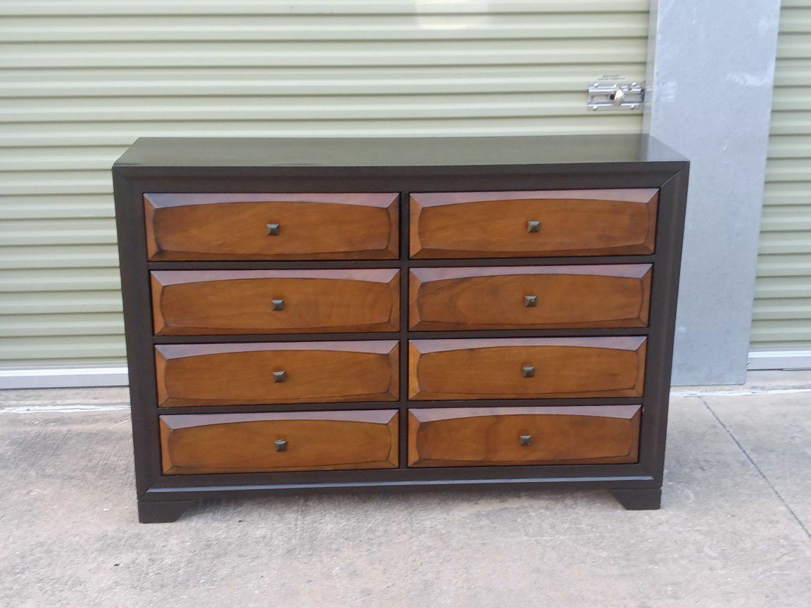 Soild Wood Dresser, Drawers Work Properly in good condition overall 