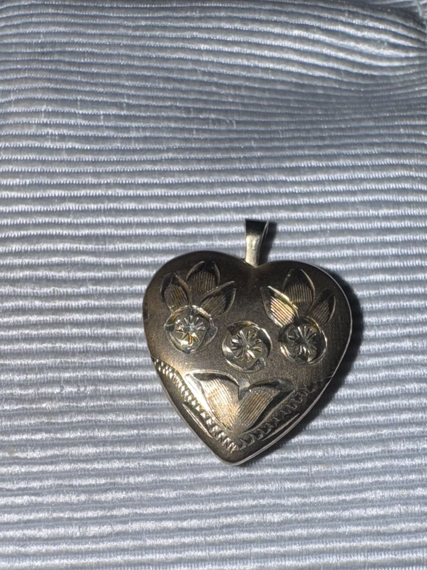 Vintage Estate 14K GF PPC  Etched Heart Locket with inside Floating Hearts