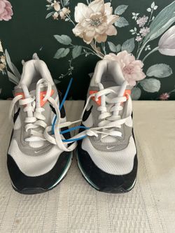 Nike Women's Air Max Correlate sneakers