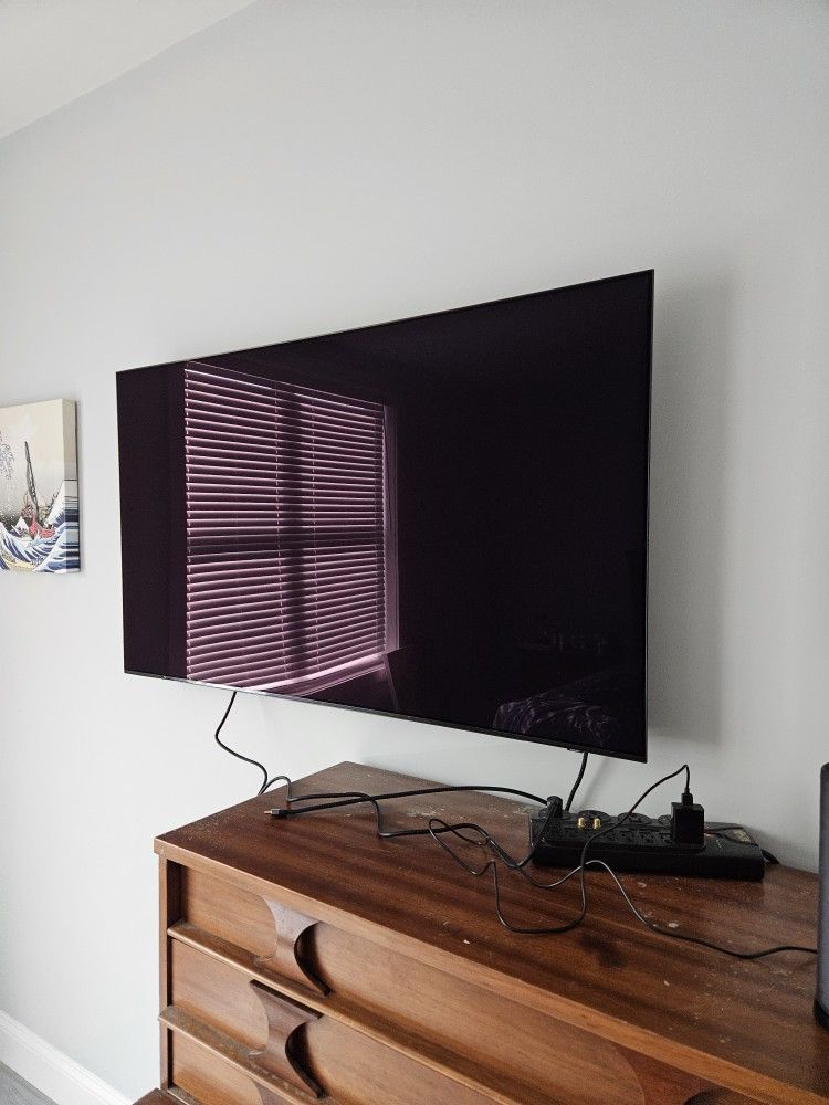 50" Samsung QLed TV w/Wall Mount