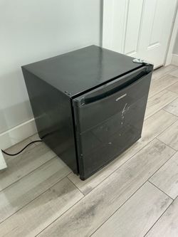 Upstreman Black Compact Mini Fridge 19 W x 17 L x 20 H in