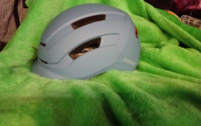 Slanigiro Adult Urban Bike Helmet with integrated LED tail light.